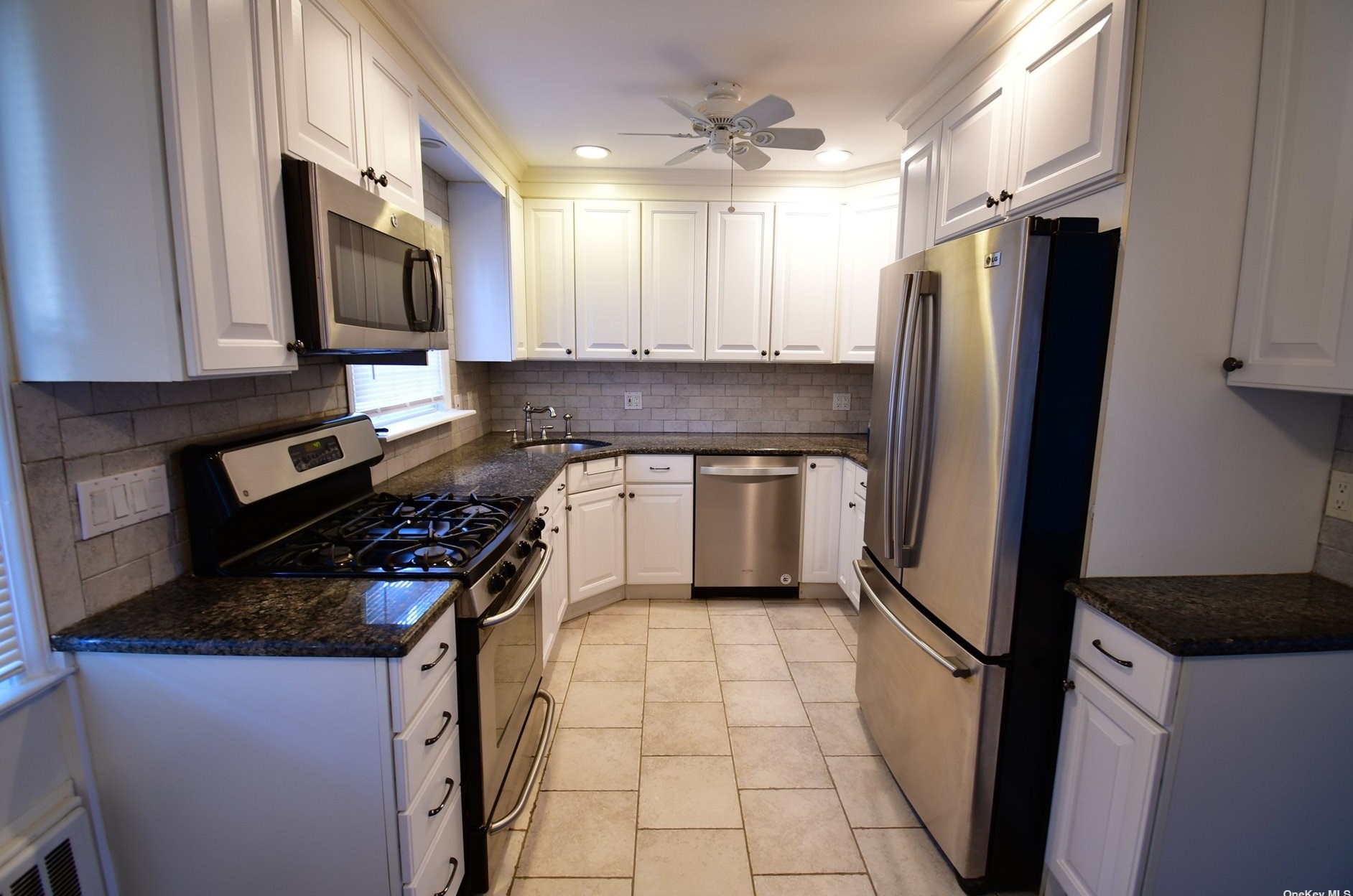 310 Beech St, Hempstead, NY 11550-7702