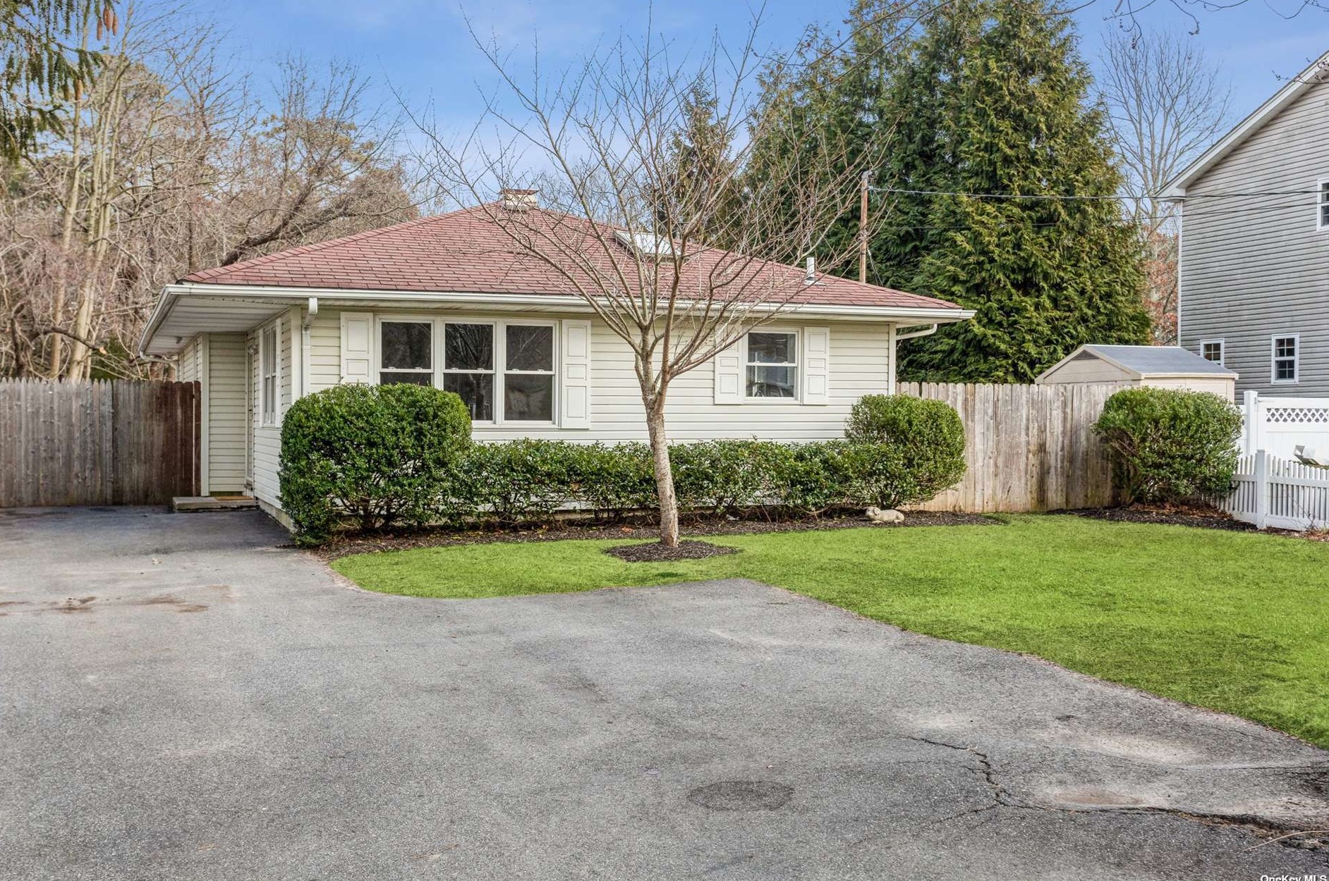 325 Dunton Ave, Canaan Lake, NY 11772-5543
