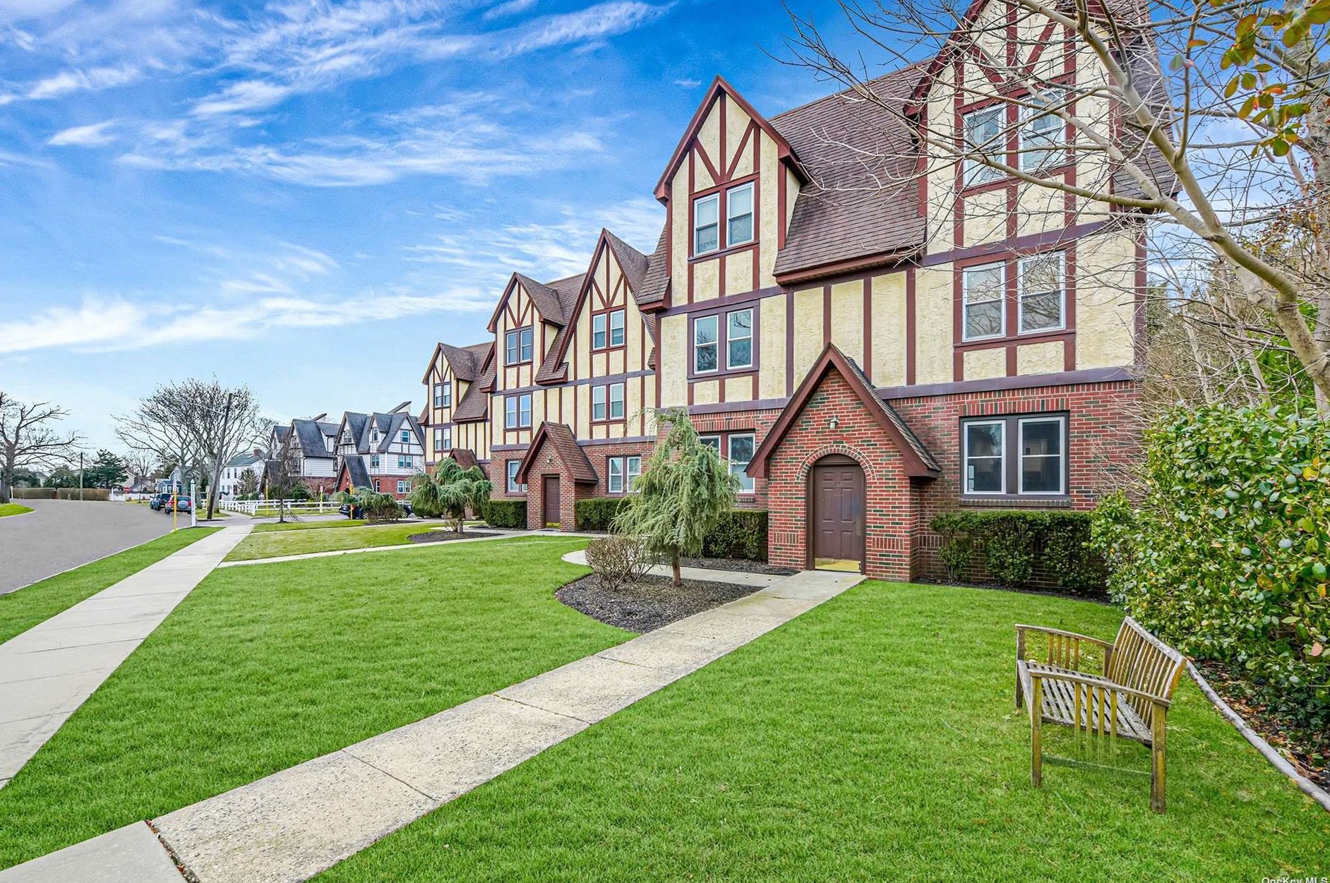 30 The Crescent #2, Babylon, NY 11702