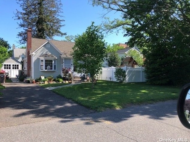 255 Bay 2nd St, West Islip, NY 11795