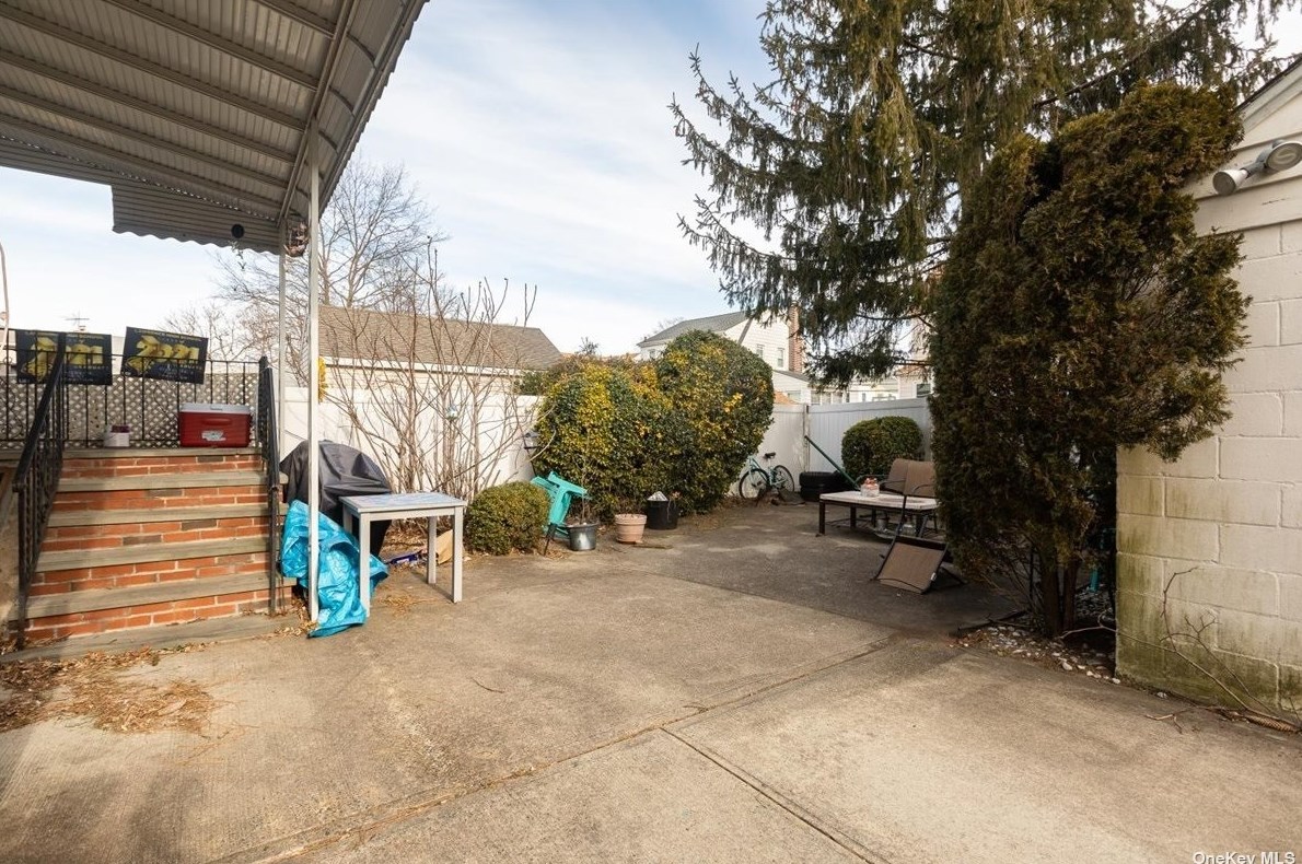 366 Hamilton Ave, Hewlett NY  11557-1130 exterior