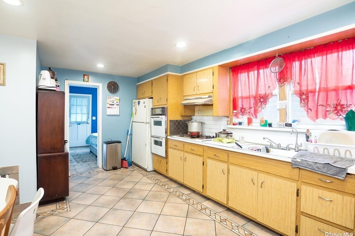 366 Hamilton Ave, Hewlett NY  11557-1130 exterior