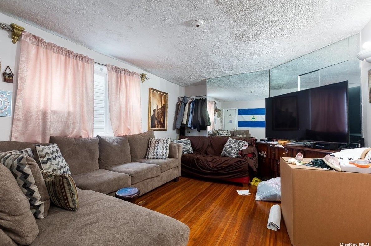 366 Hamilton Ave, Hewlett, NY 11557-1130