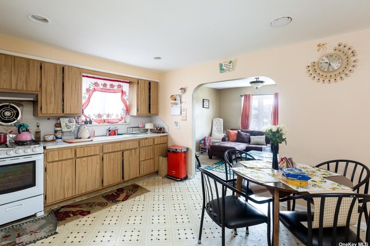 366 Hamilton Ave, Hewlett NY  11557-1130 exterior