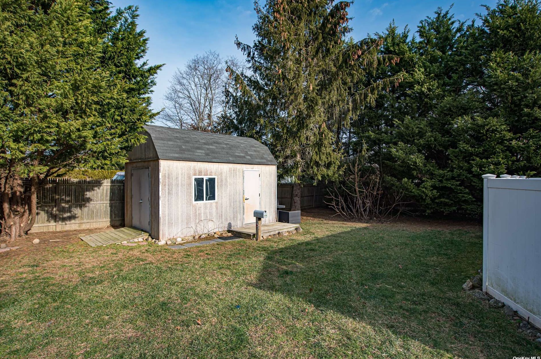 1218 Redleaf Ct, Northampton NY  11901-5221 exterior