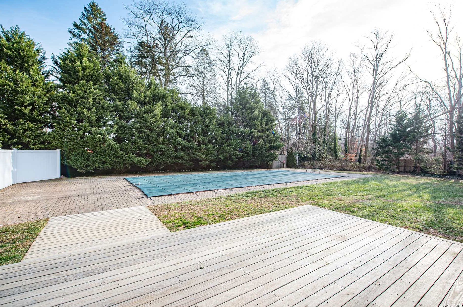 1218 Redleaf Ct, Northampton NY  11901-5221 exterior