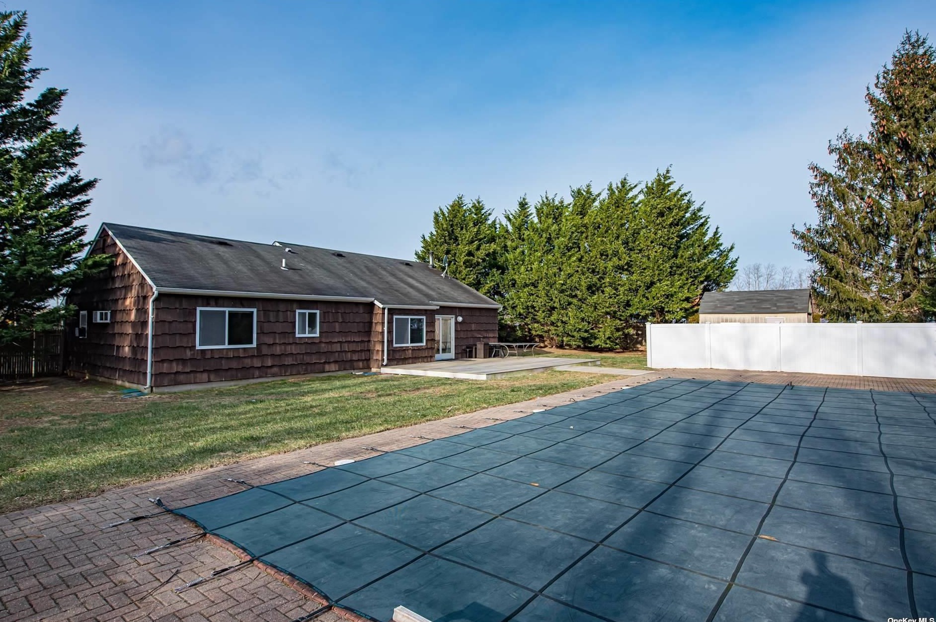 1218 Redleaf Ct, Northampton NY  11901-5221 exterior