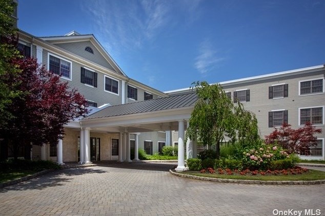 61 Bryant Ave #211, East Hills, NY 11576