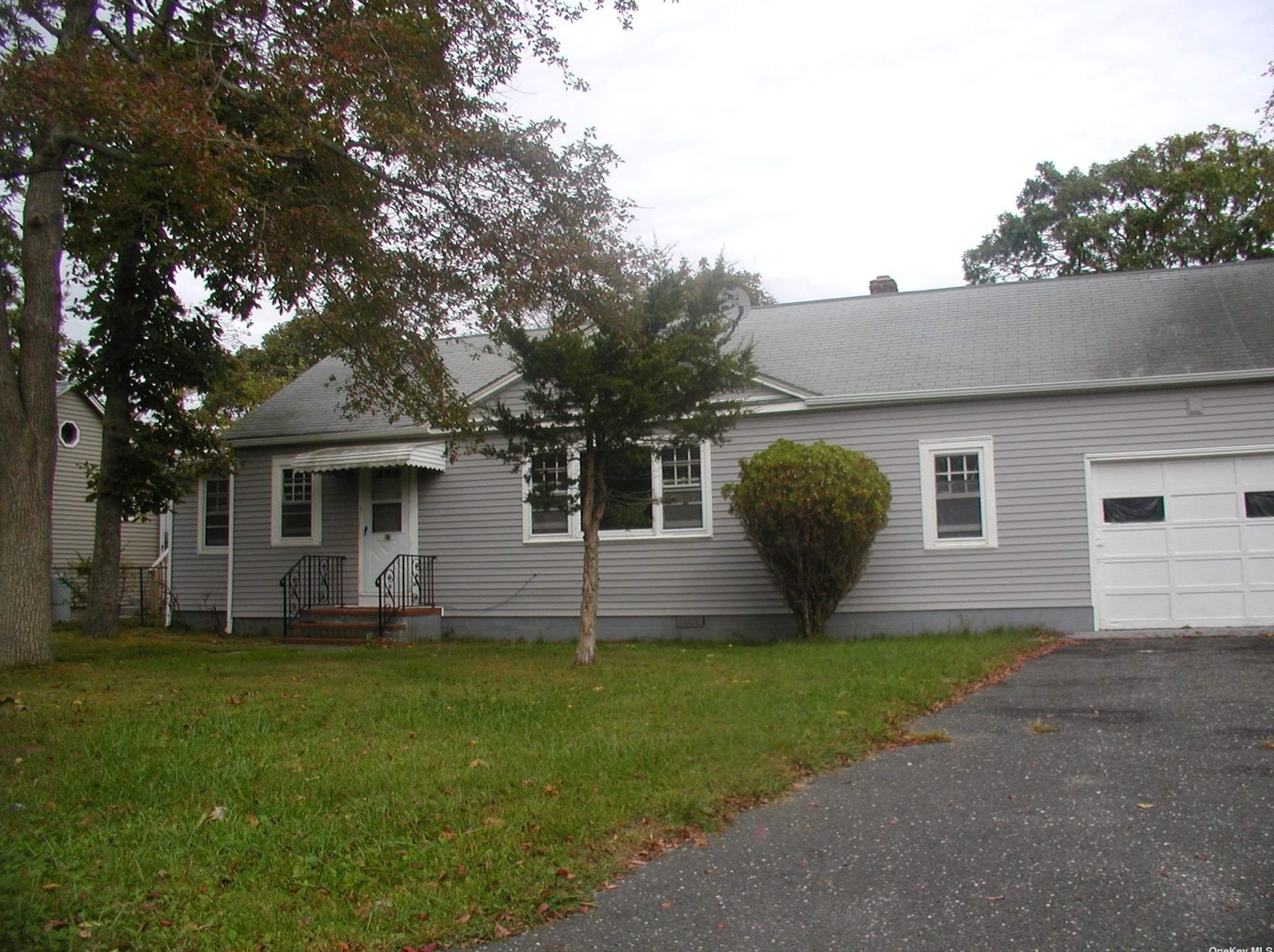 51 Elder Dr, Old Mastic, NY 11951-6310