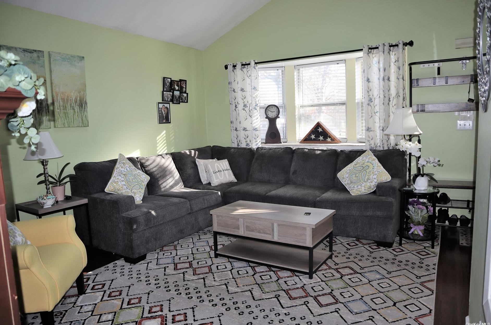 3 Kilroy Dr, Manor Park, NY 11950-1703