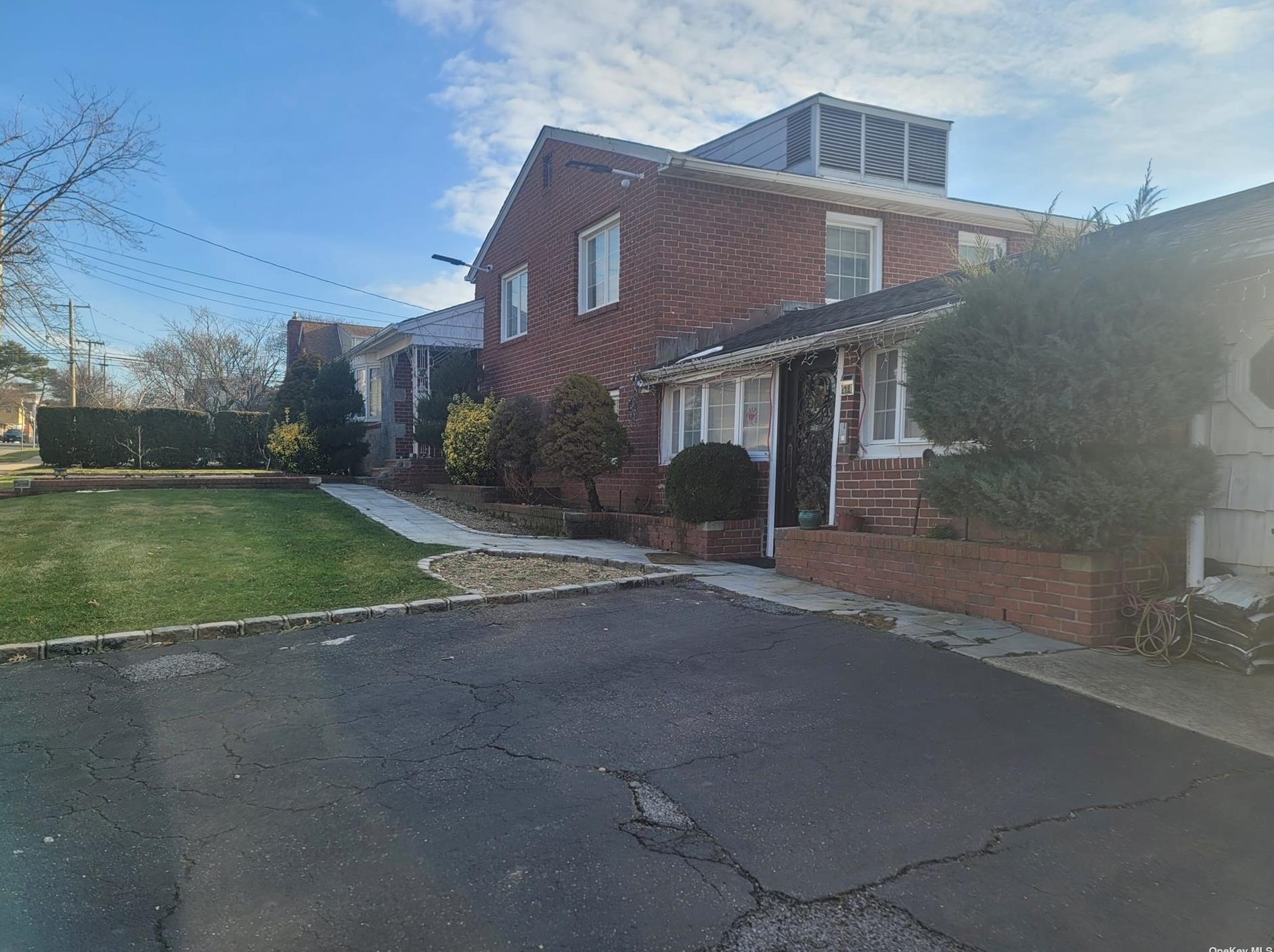 18 3rd St, New Hyde Park, NY 11040