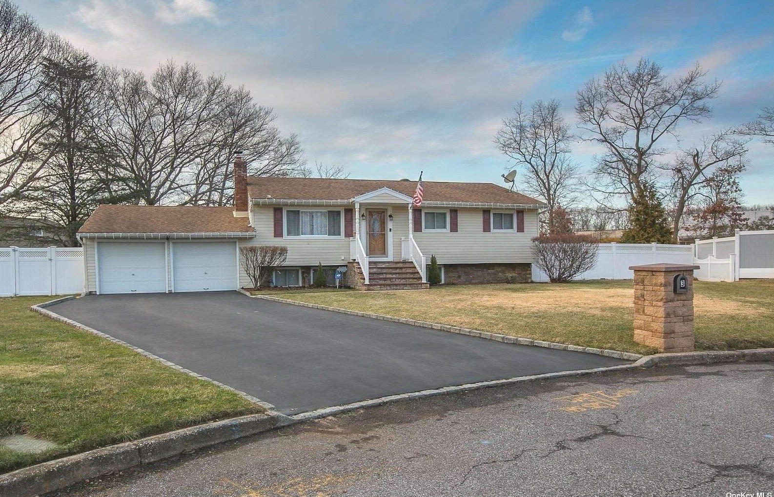 3 Hilda Ct, Prt Jefferson Station, NY 11776-2820