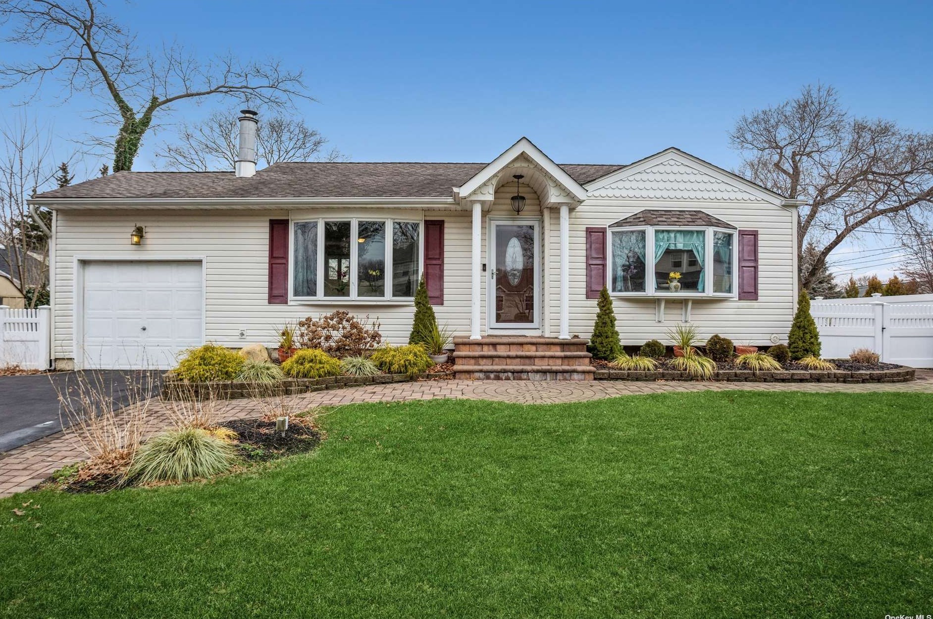 111 Frederick Rd, Prt Jefferson Station, NY 11776-2513