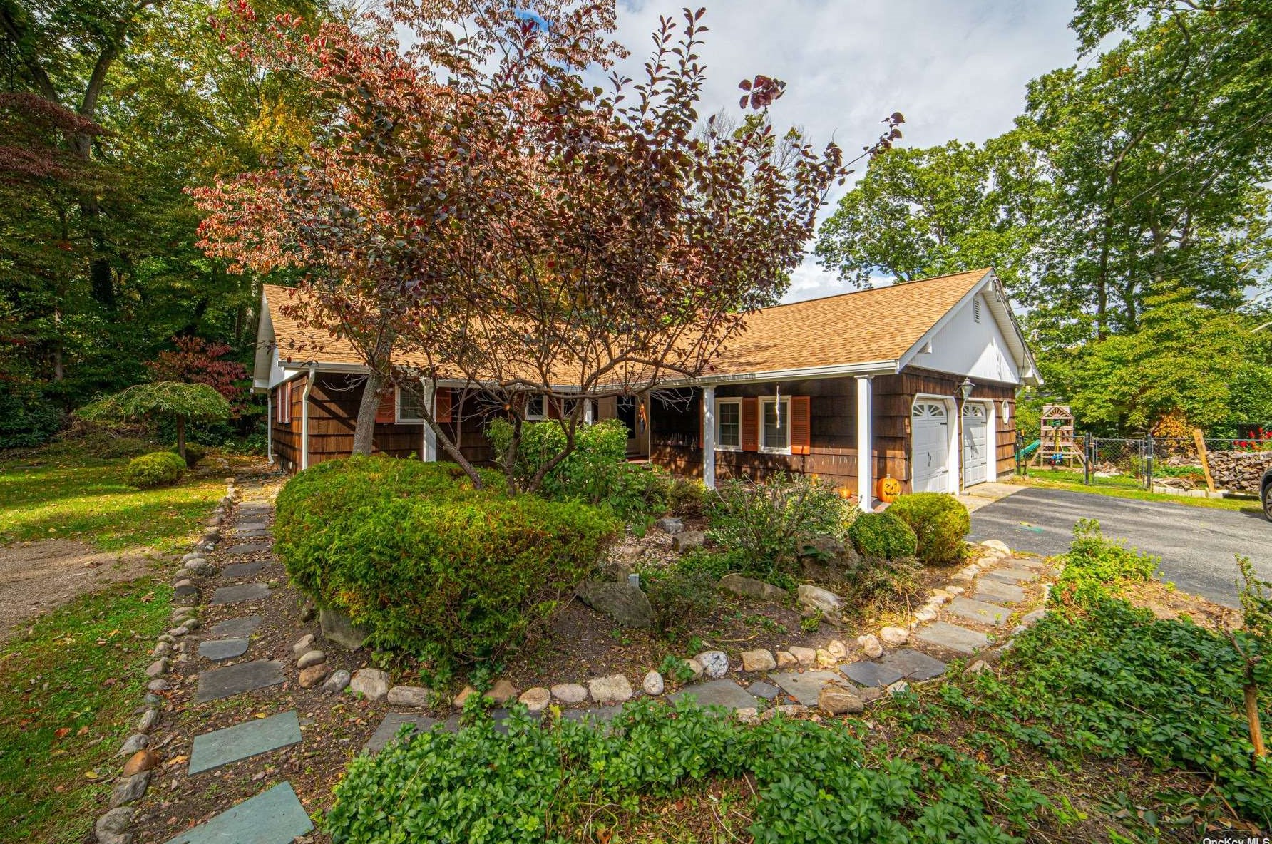 7 Jackson Dr, Strongs Neck, NY 11733-1115