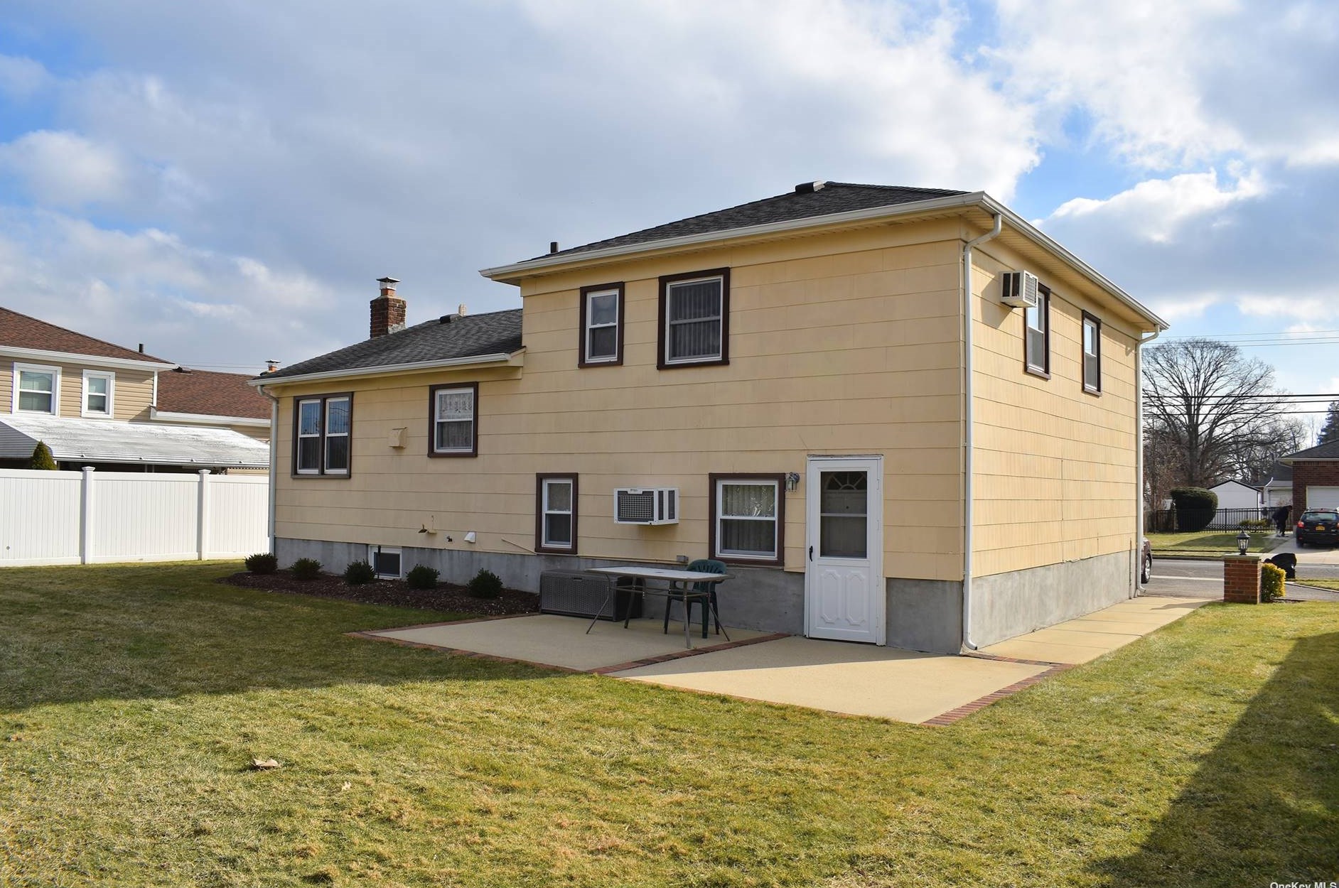 265 Wisconsin Ave, East Massapequa, NY 11758-1742