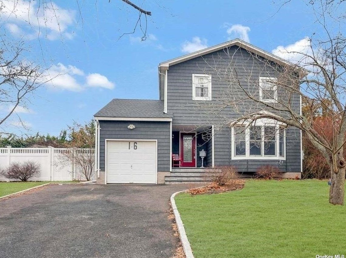 16 Mohegan Pl, Huntington Station, NY 11746