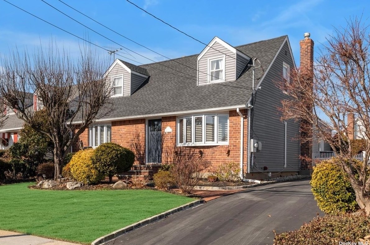 26 Roosevelt Ct, Westbury, NY 11590-4135