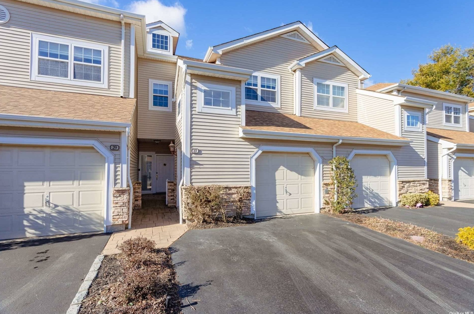 27 Carriage Ln #0, Hicksville, NY 11803