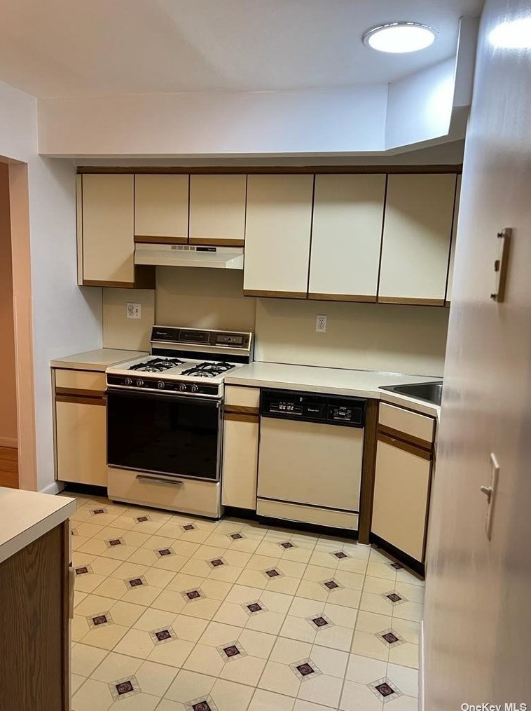 147-30 68th Dr, Flushing, NY 11367