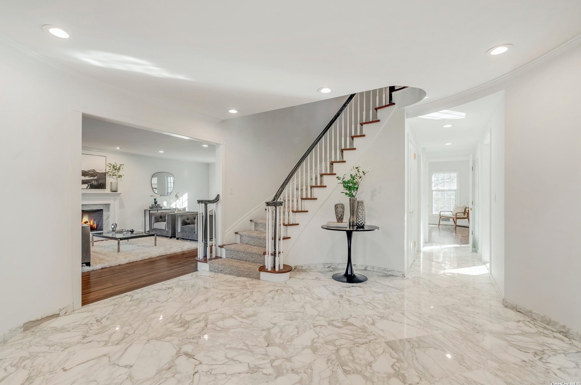 85 Drake Ln, North Hills, NY 11030