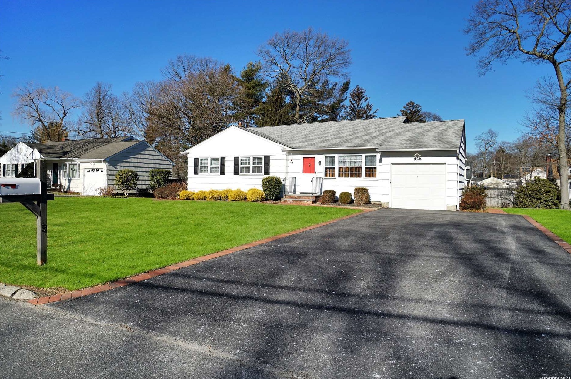 9 Broadway, Smithtown, NY 11787-4601