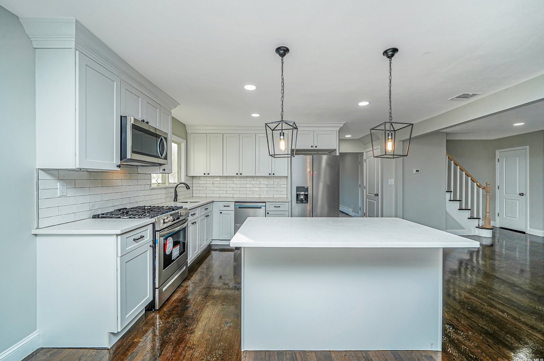 10 Stanley Pl, Hauppauge, NY 11788-2717