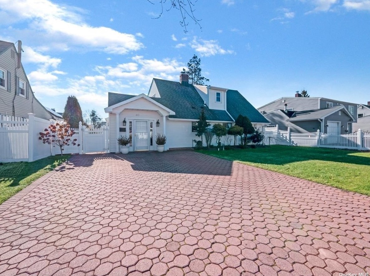 40 Magpie Ln, Plainedge, NY 11756-3223