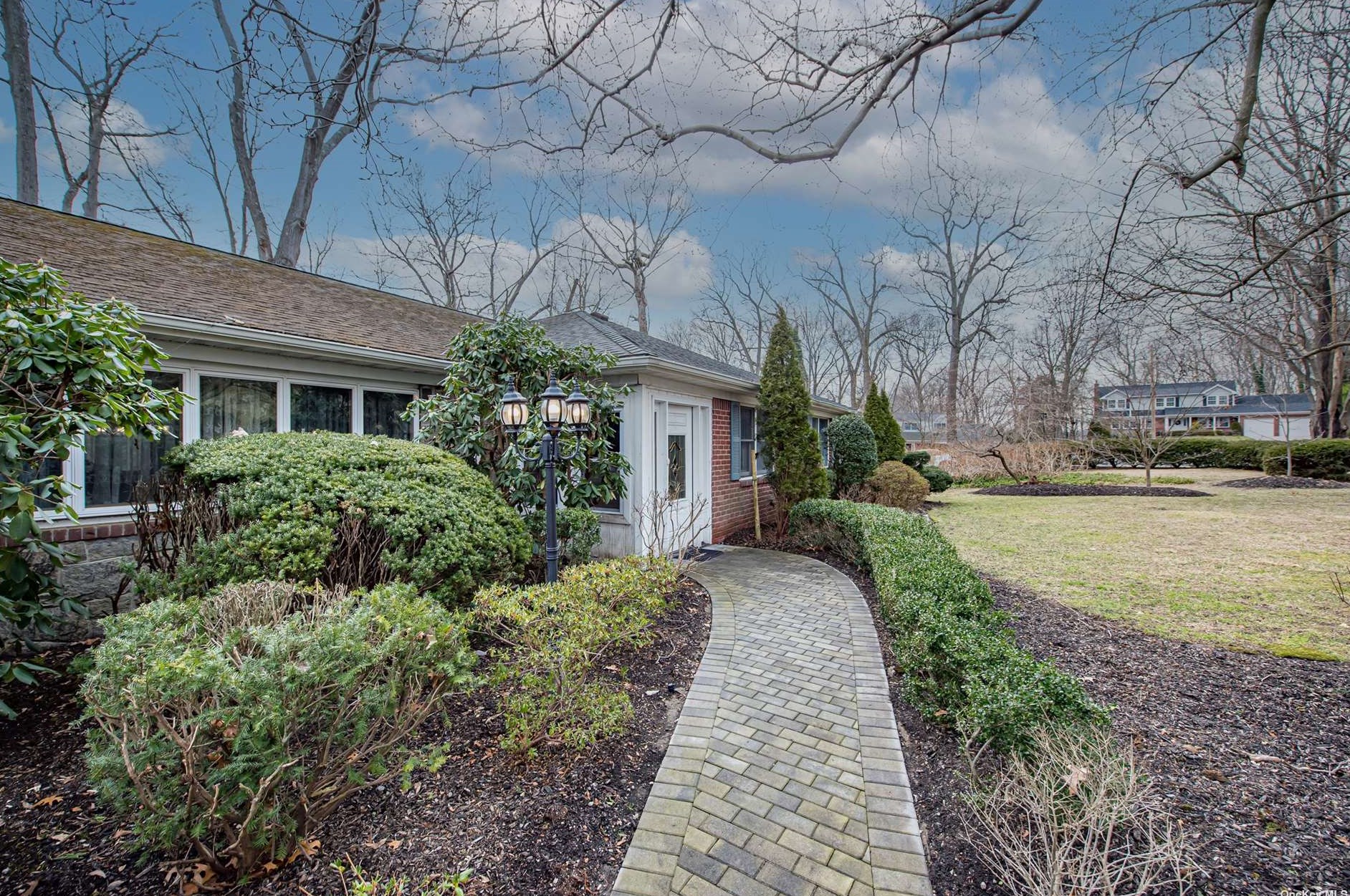 10 Sills Ct, Center Port, NY 11721-1634