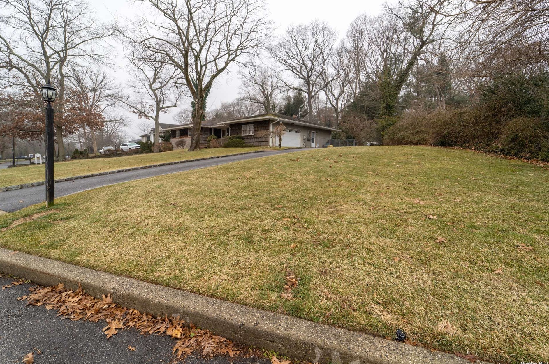9 Newport Dr, Hicksville, NY 11803