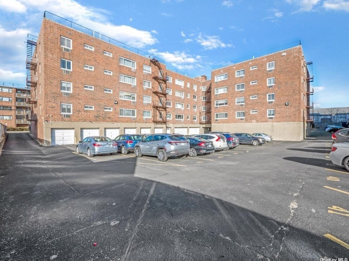 101 Clinton Ave, Garden City NY  11501-2874 exterior