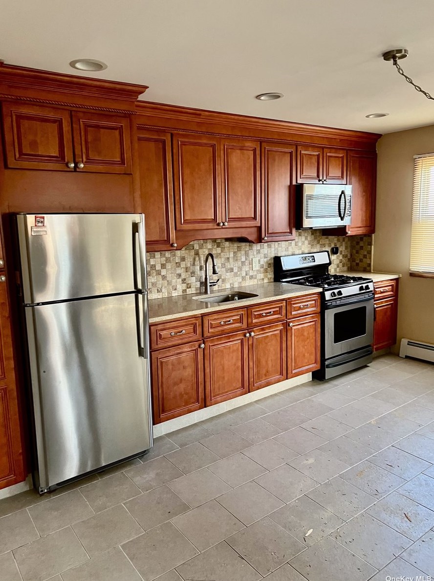 17 5th Ave, Westbury, NY 11590