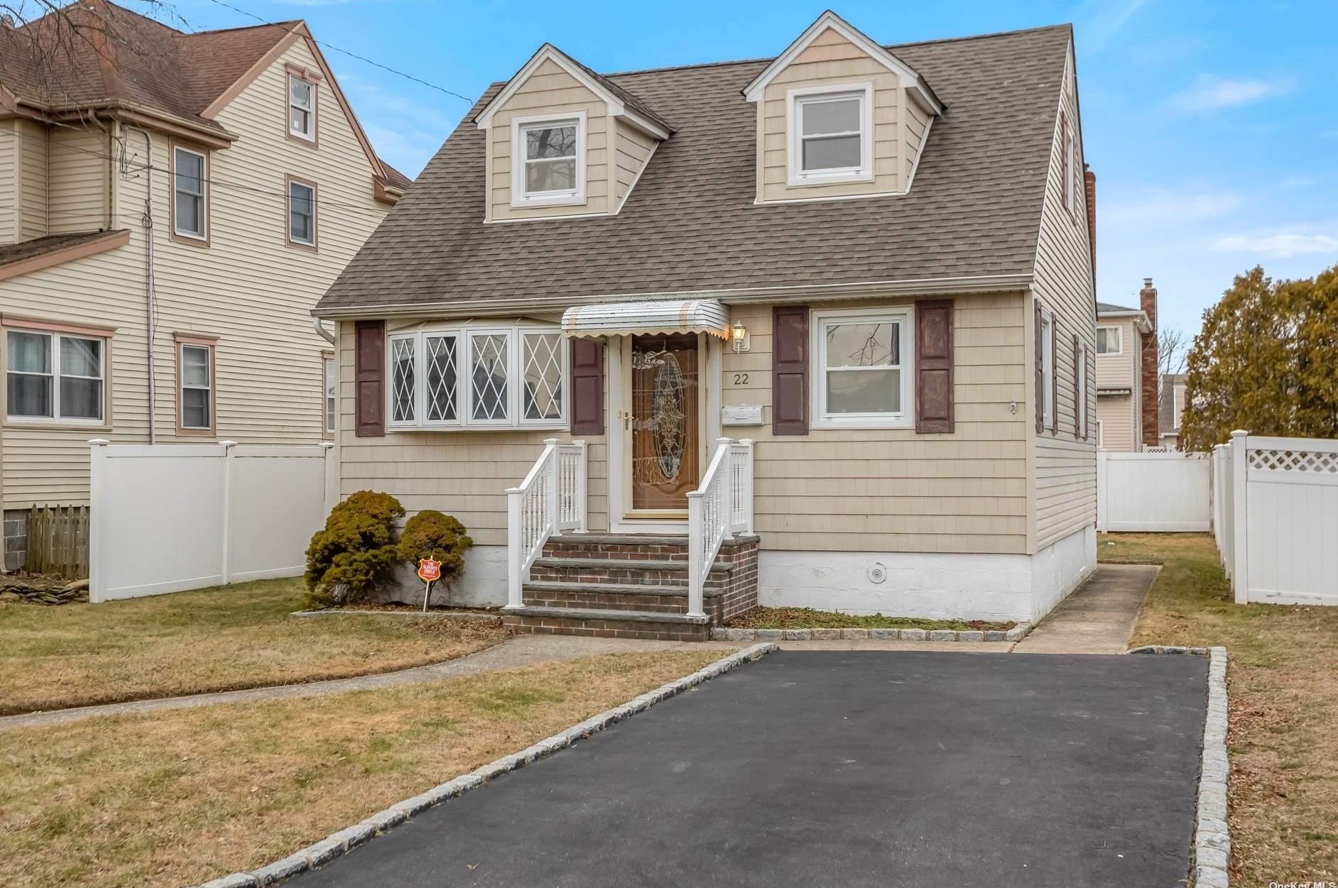 22 Garfield Pl, North Lindenhurst, NY 11757
