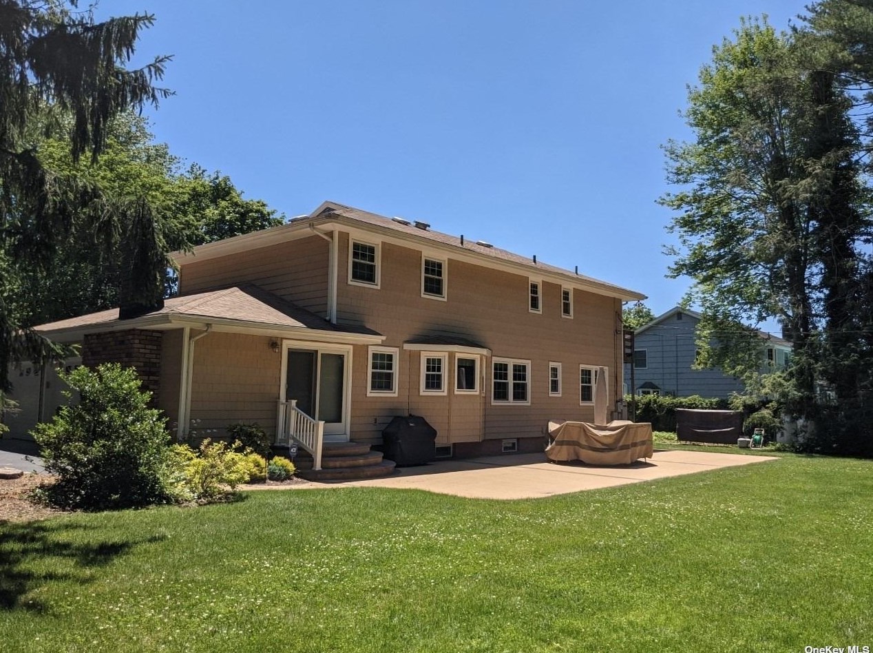 2 Lot Rd, Smithtown, NY 11787-1852