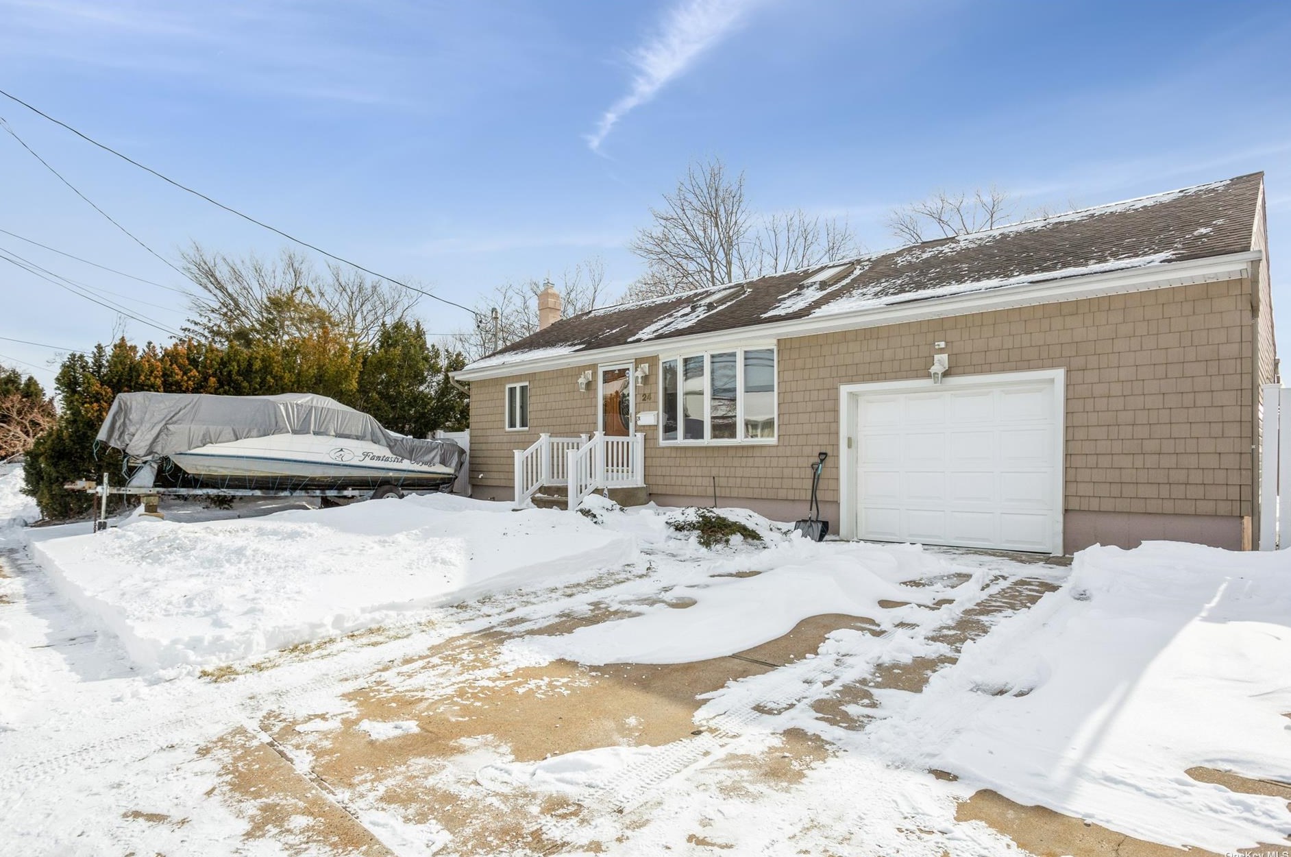 24 Leibrock Ave, North Lindenhurst, NY 11757
