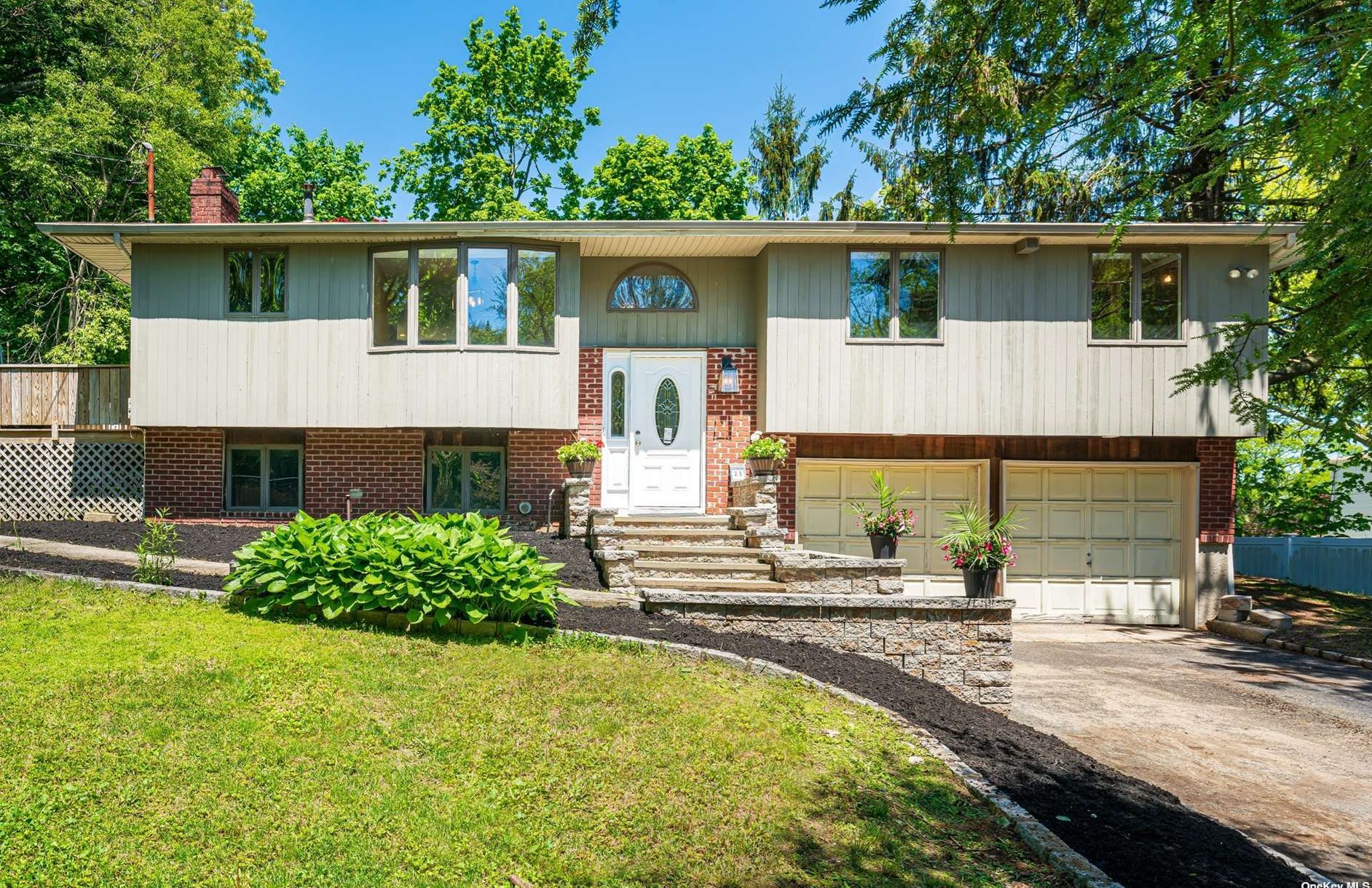 25 Vale Dr, Hunt NY  11743-3748 exterior