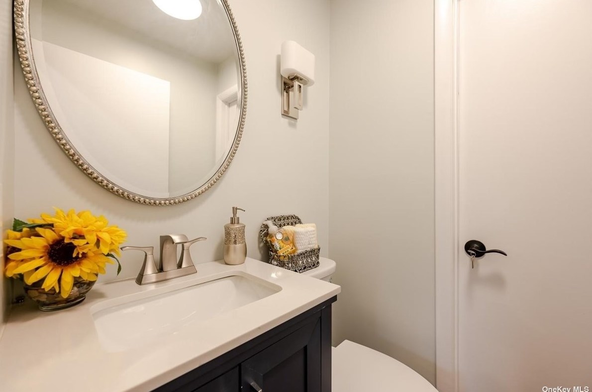 25 Vale Dr, Hunt NY  11743-3748 exterior