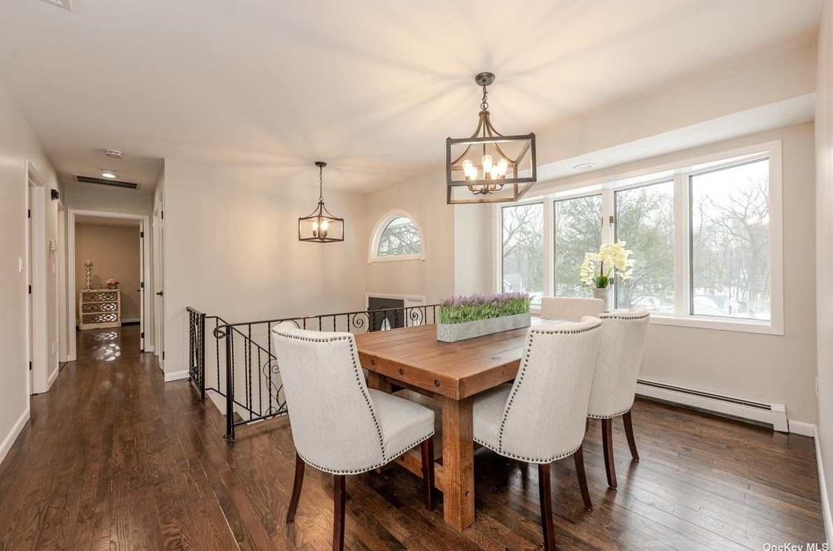 25 Vale Dr, Hunt NY  11743-3748 exterior