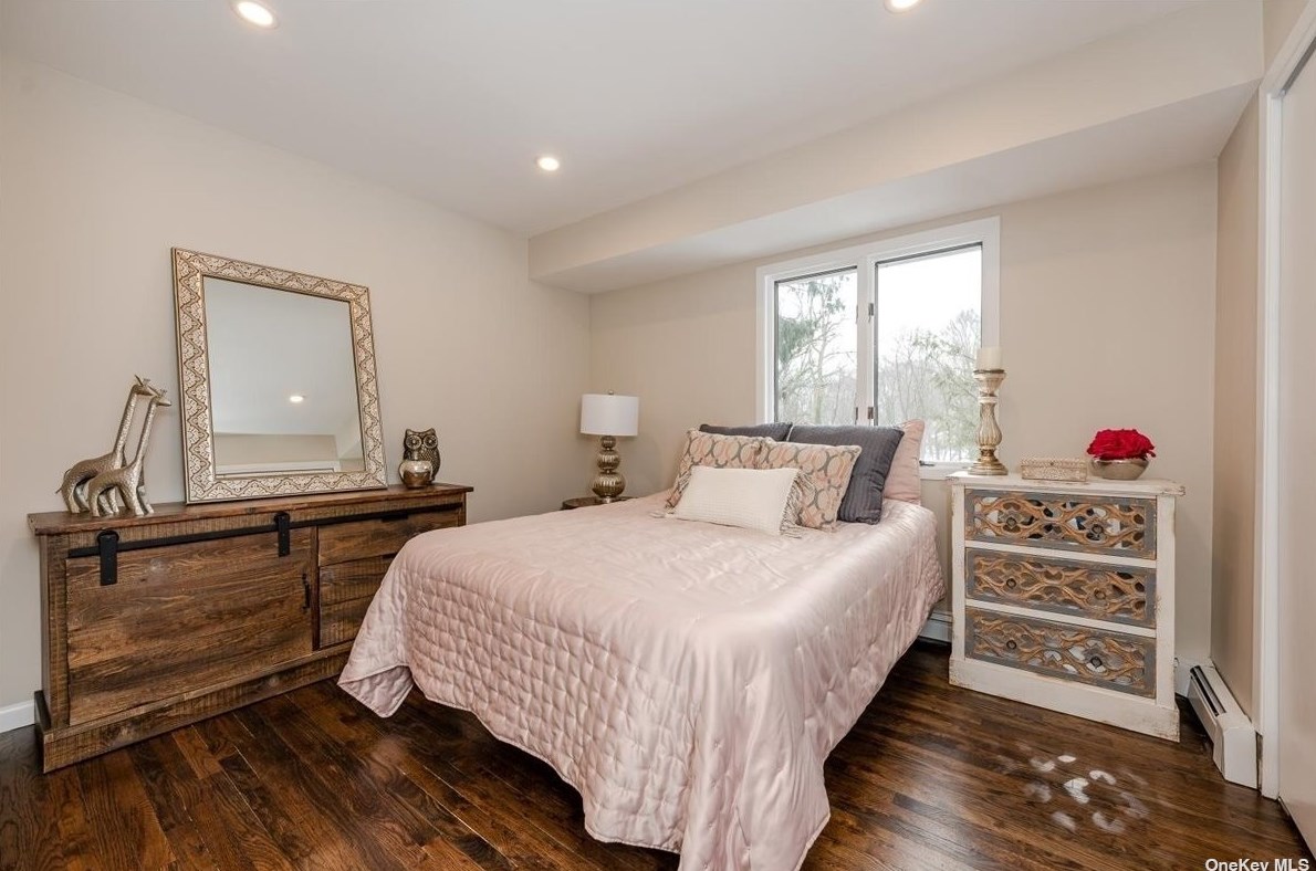 25 Vale Dr, Hunt NY  11743-3748 exterior