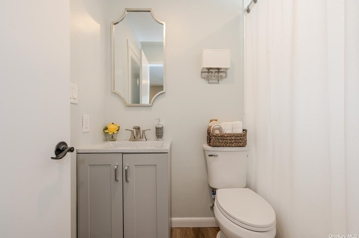 25 Vale Dr, Hunt NY  11743-3748 exterior