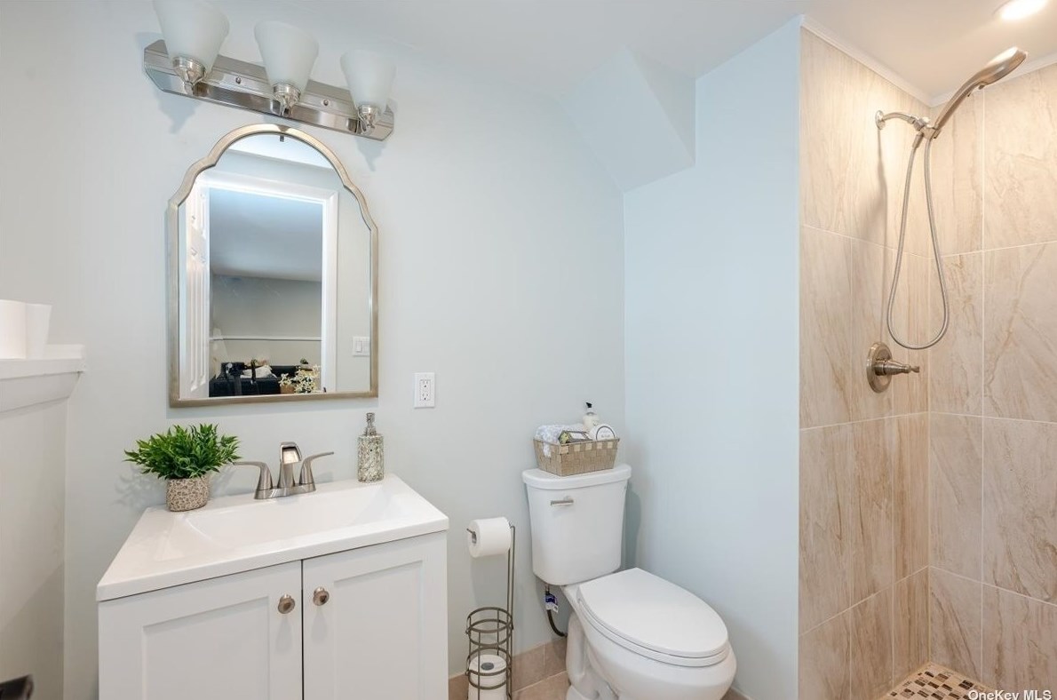 25 Vale Dr, Hunt NY  11743-3748 exterior