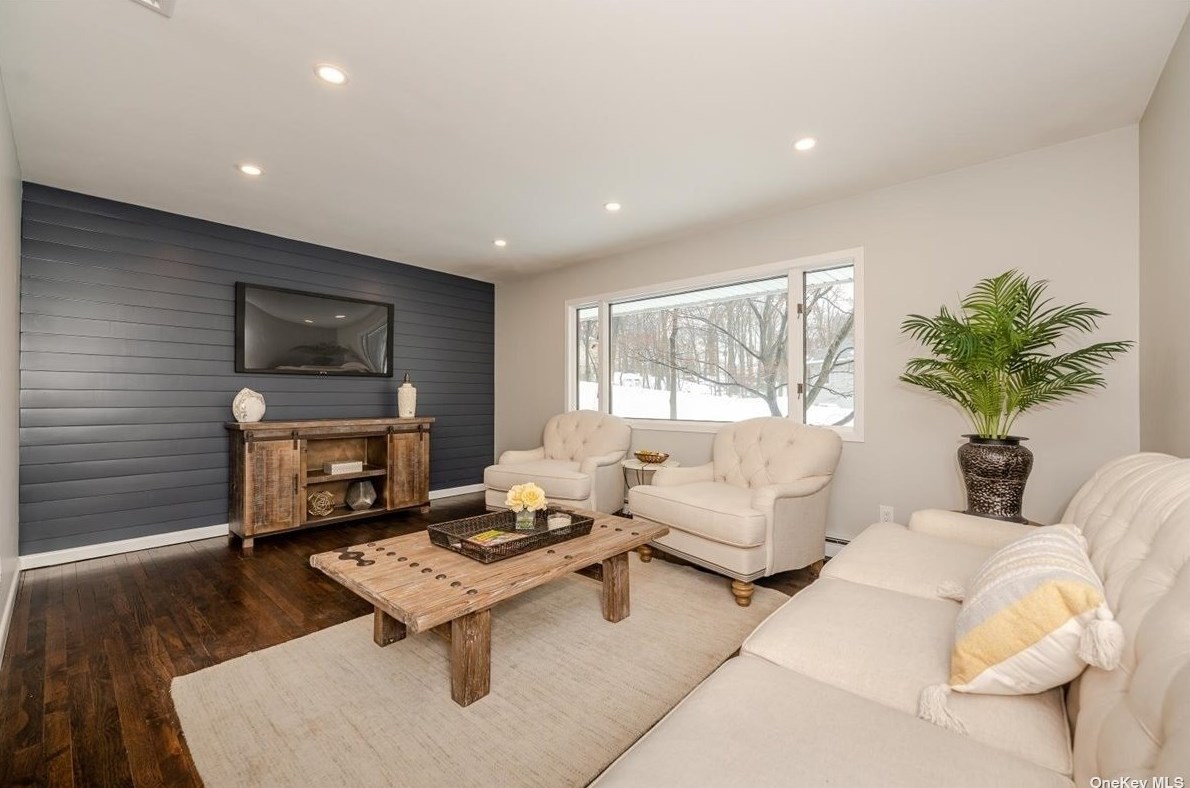 25 Vale Dr, Hunt NY  11743-3748 exterior