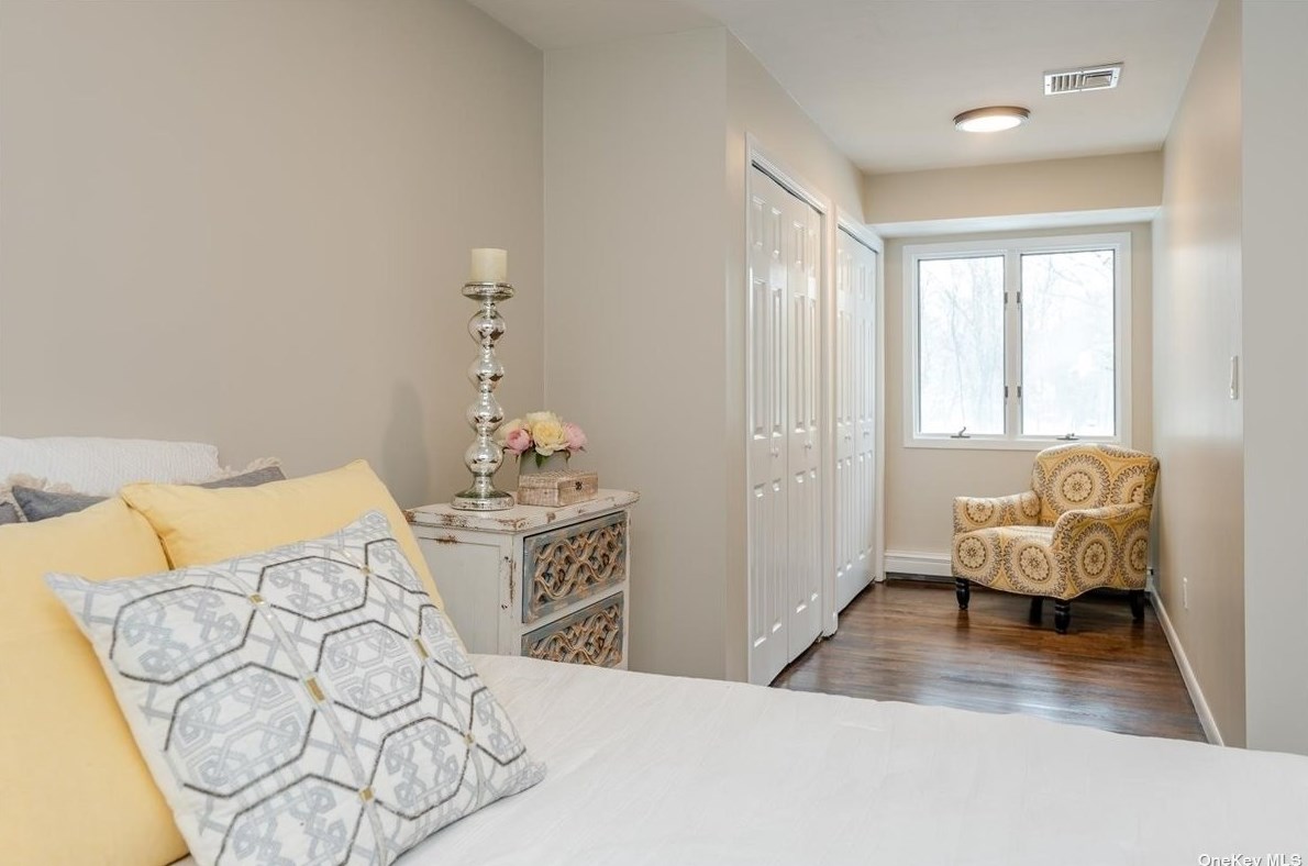 25 Vale Dr, Hunt NY  11743-3748 exterior