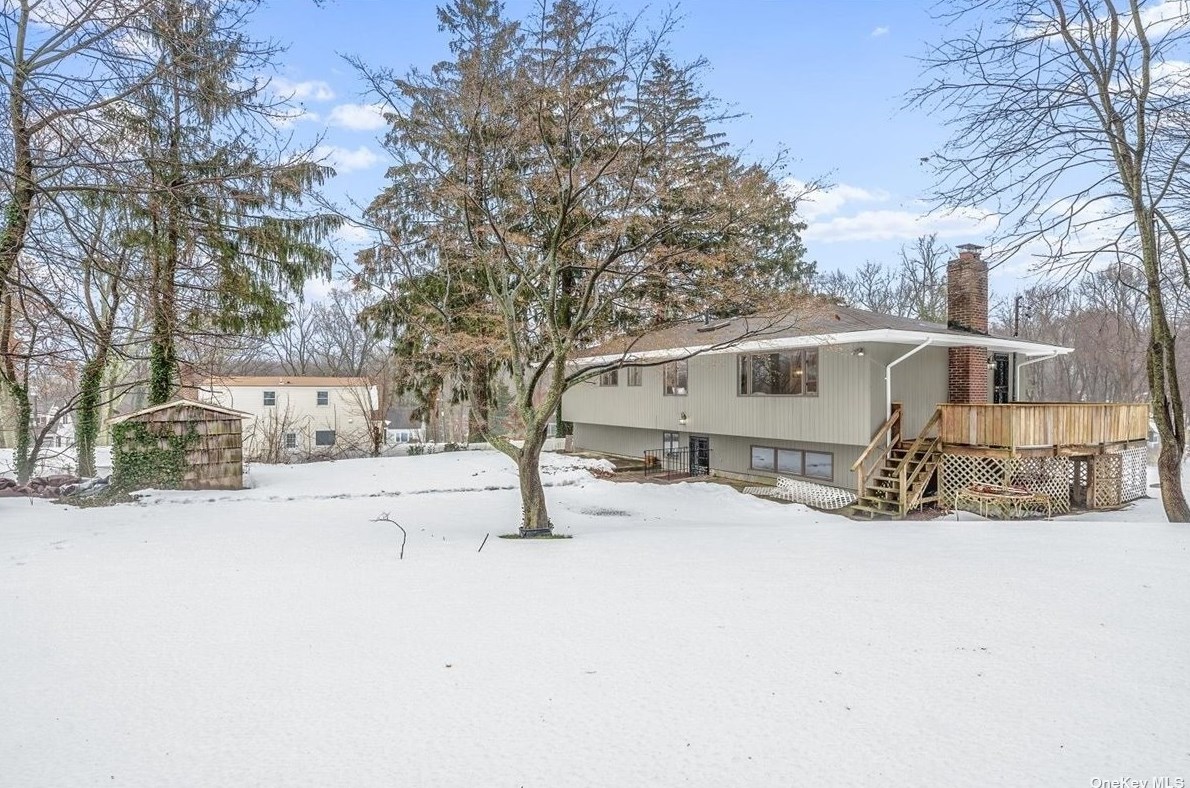 25 Vale Dr, Hunt NY  11743-3748 exterior