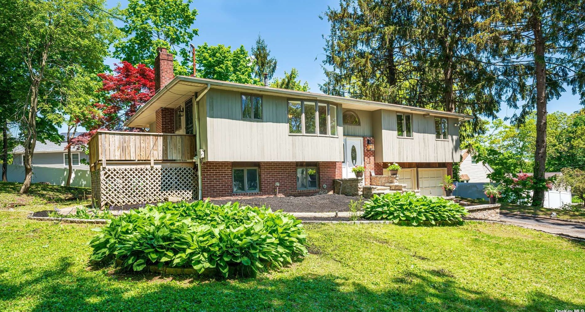 25 Vale Dr, Hunt NY  11743-3748 exterior