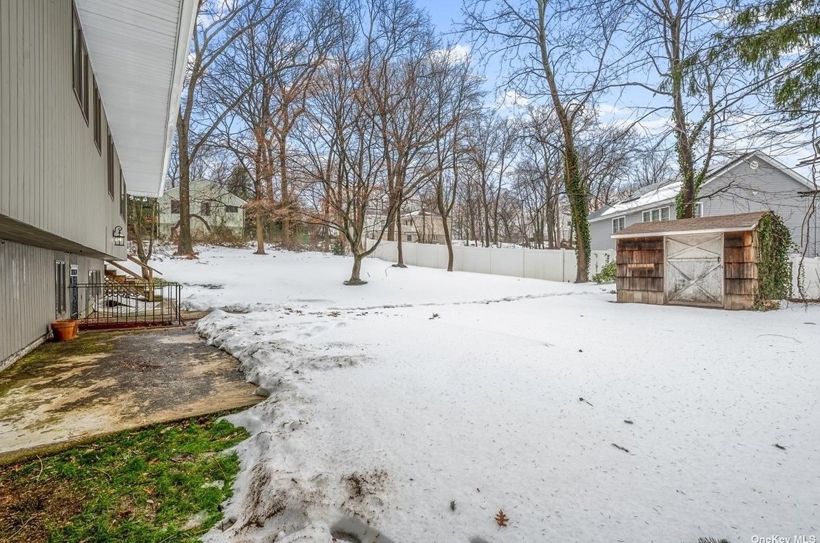 25 Vale Dr, Hunt NY  11743-3748 exterior