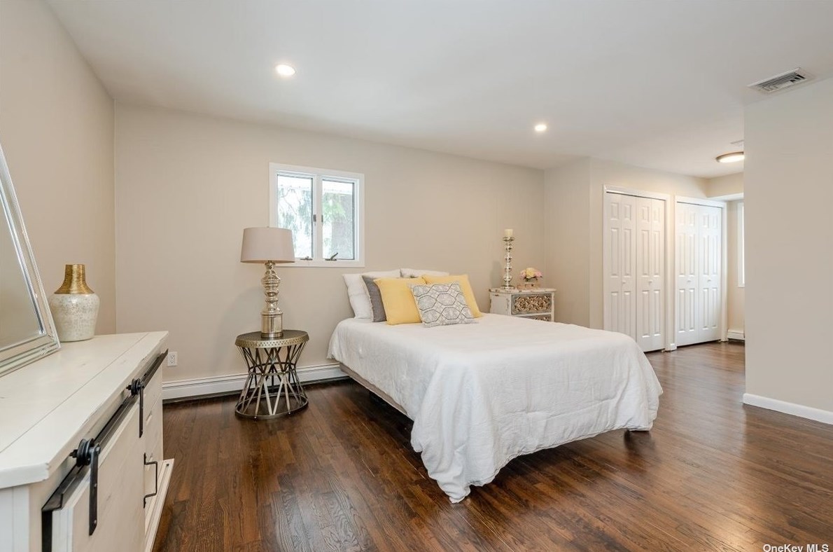 25 Vale Dr, Hunt NY  11743-3748 exterior