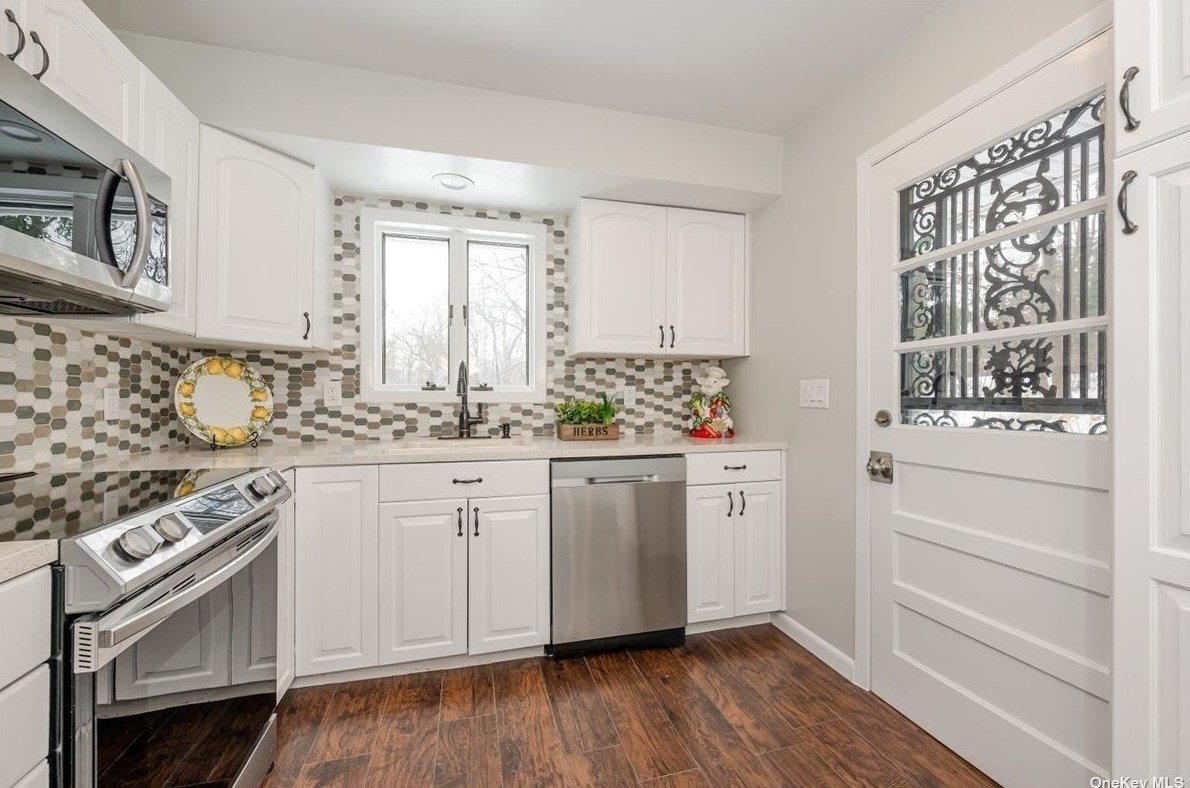 25 Vale Dr, Hunt NY  11743-3748 exterior