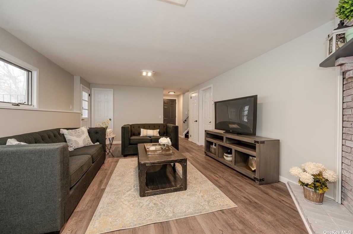 25 Vale Dr, Hunt NY  11743-3748 exterior