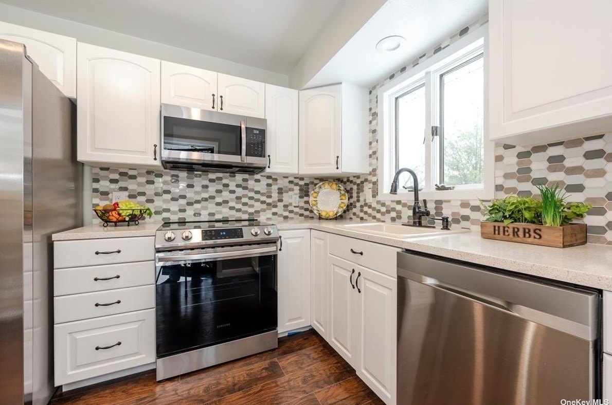 25 Vale Dr, Hunt NY  11743-3748 exterior