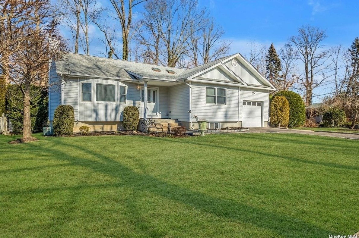 17 Daisy Dr, San Remo, NY 11754